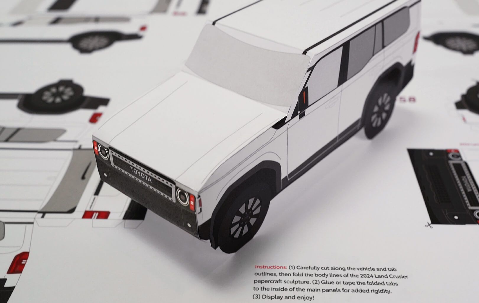 Paper model of a Toyota Land Cruiser with instructions for assembly.